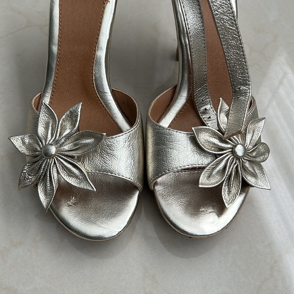 Sofft Gold Metallic 4” Heel Shoes Size 6.5M - Picture 2 of 7